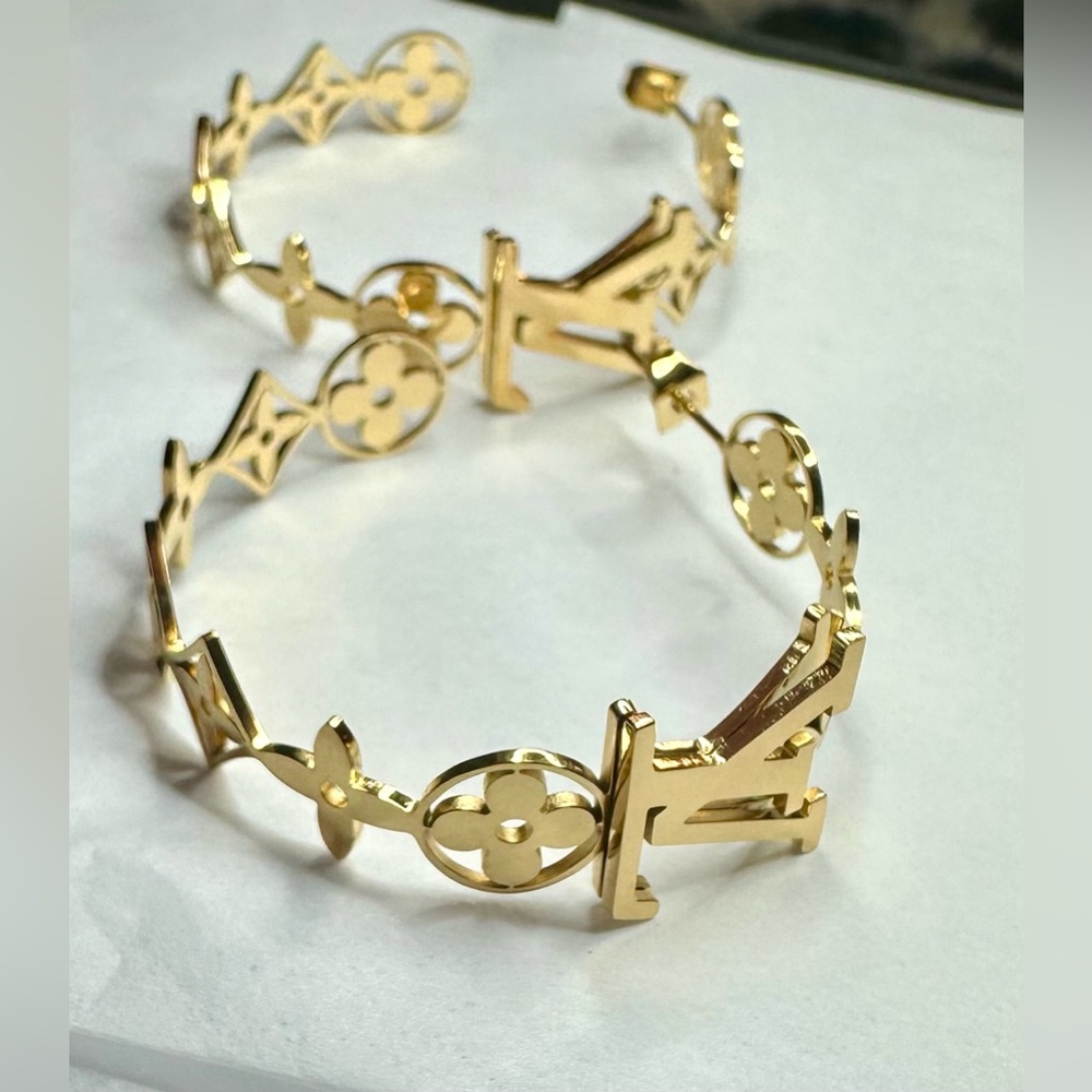 Amazing Hoop Earrings - Picture 3 of 8